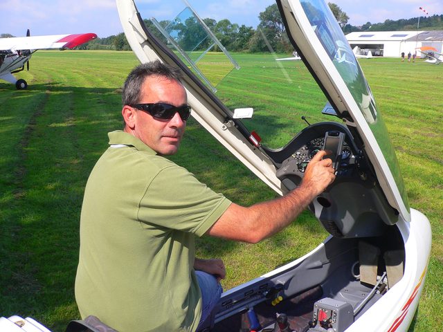 Stefan Schreyer bei der Flugvorbereitung